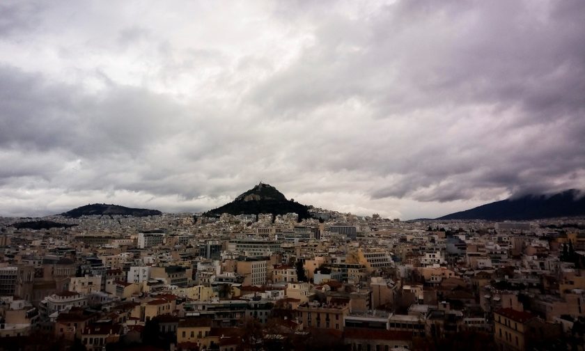 Συννεφιά, τοπικές βροχές και αφρικανική σκόνη