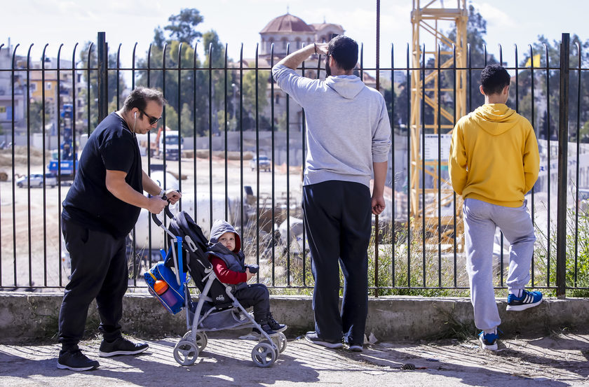 Μικροί και μεγάλοι φίλοι της ΑΕΚ κοιτάζουν τις μπουλντόζες σε ώρα δράσης!