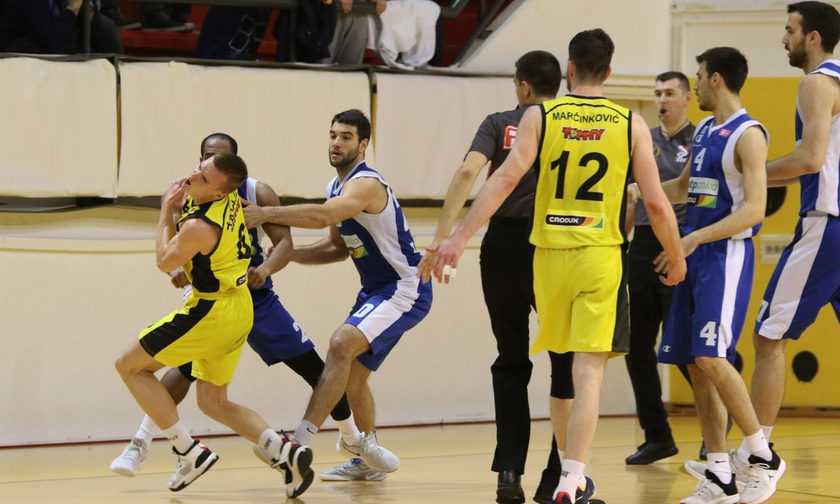 Πρώην παίκτης της Basket League μετέτρεψε το παρκέ σε… ρινγκ!