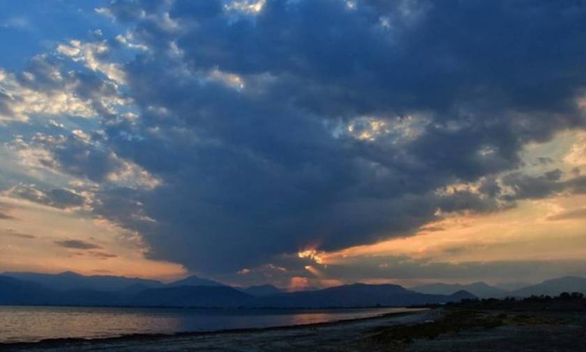 Συννεφιά και τοπικές βροχές