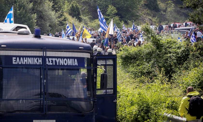 Πρέσπες: Επεισόδια και χημικά στο συλλαλητήριο – Πέτρες στον φραγμό των ΜΑΤ (vid)