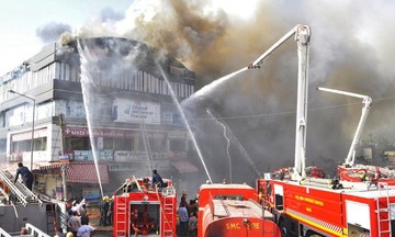 Σκηνές φρίκης στην Ινδία: Φωτιά σε φροντιστήριο με 18 νεκρά παιδιά (vid, σκληρές εικόνες)