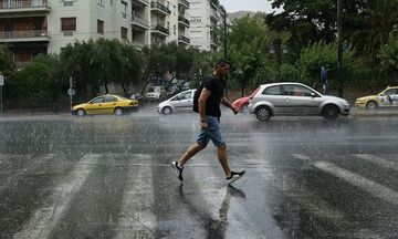 Καιρός: Αισθητή πτώση της θερμοκρασίας με βροχές και καταιγίδες