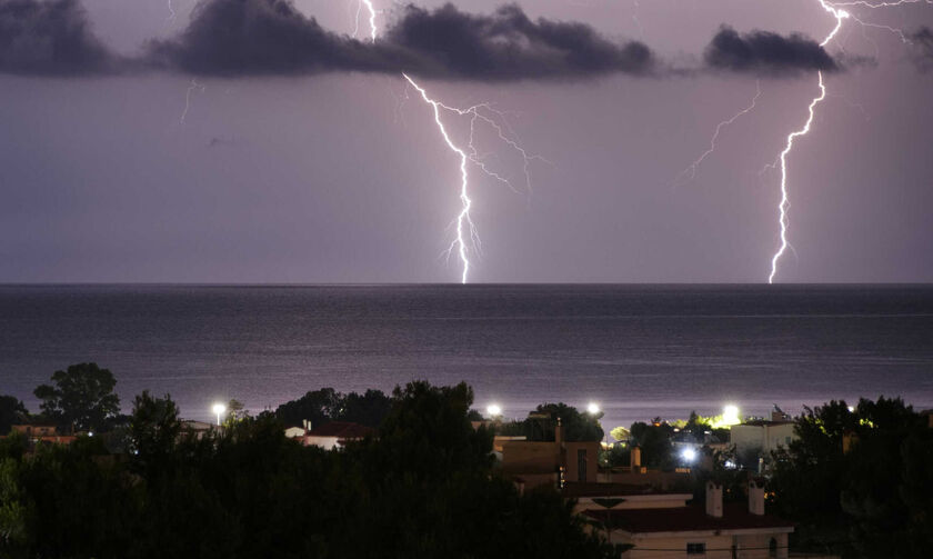 Καιρός: Επιδείνωση με βροχές, καταιγίδες και χαλαζοπτώσεις