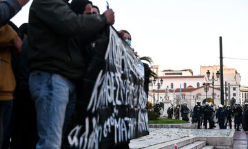 Προπύλαια: Επεισόδια, χημικά και κυνηγητό σε διαδήλωση υπέρ του Κουφοντίνα (pics)