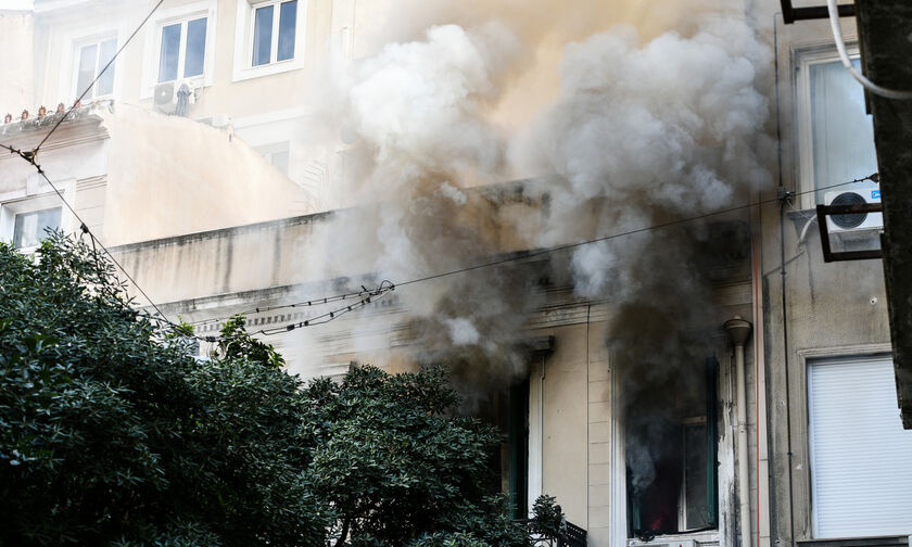 Φωτιά σε κτήριο στο κέντρο της Αθήνας