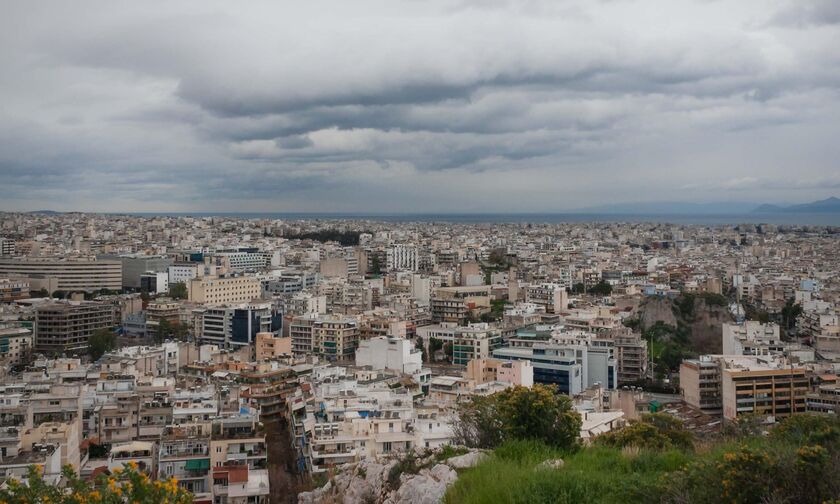 Καιρός: Νεφώσεις, τοπικές βροχές και σποραδικές καταιγίδες με σταδιακή βελτίωση