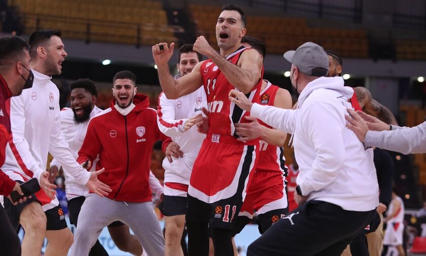 Buzzer-Beater τρίποντο Σλούκα: Οι έξαλλοι πανηγυρισμοί μέσα στο παρκέ (vid)