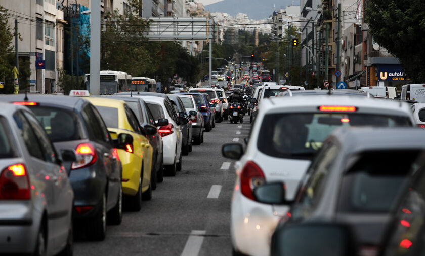 Μποτιλιάρισμα στον Κηφισό: Ακινητοποιημένα οχήματα στη γέφυρα Καλυφτάκη