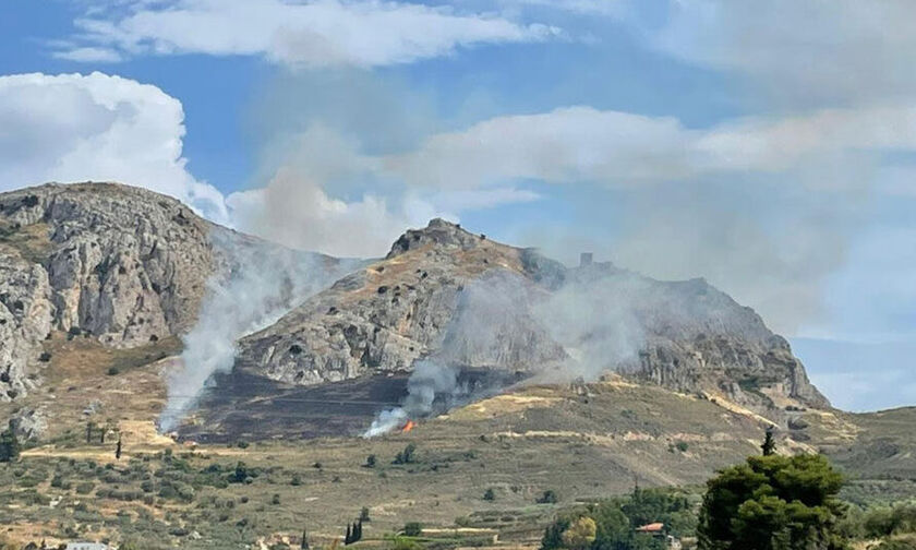 Αρχαία Κόρινθος: Σε ύφεση η πυρκαγιά