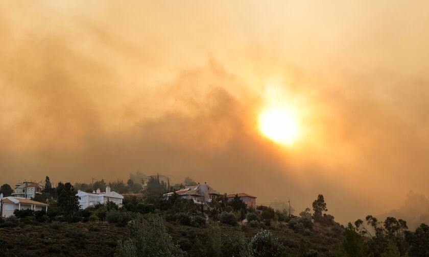 Απειλεί σπίτια η φωτιά στο Ντράφι