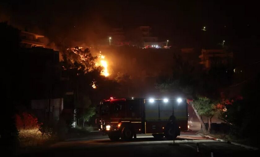 Φωτιά στην Πεντέλη: Στη μάχη της κατάσβεσης και ο μηχανισμός Πολιτικής Προστασίας της Περιφέρειας