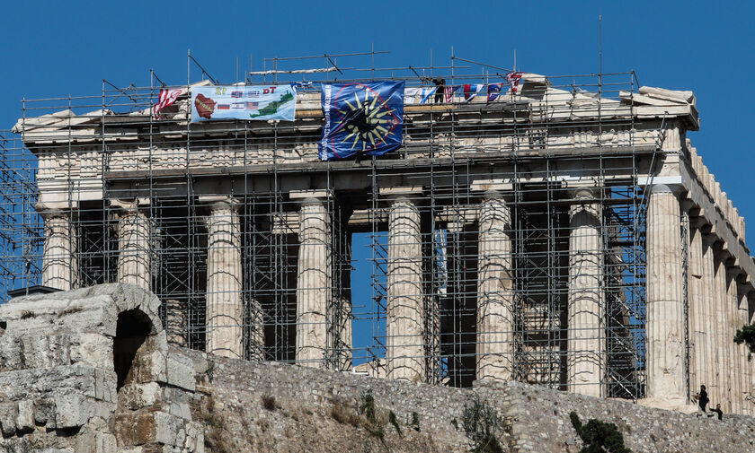 Ακρόπολη: Κατέβηκε ο άνδρας που σκαρφάλωσε στον Παρθενώνα