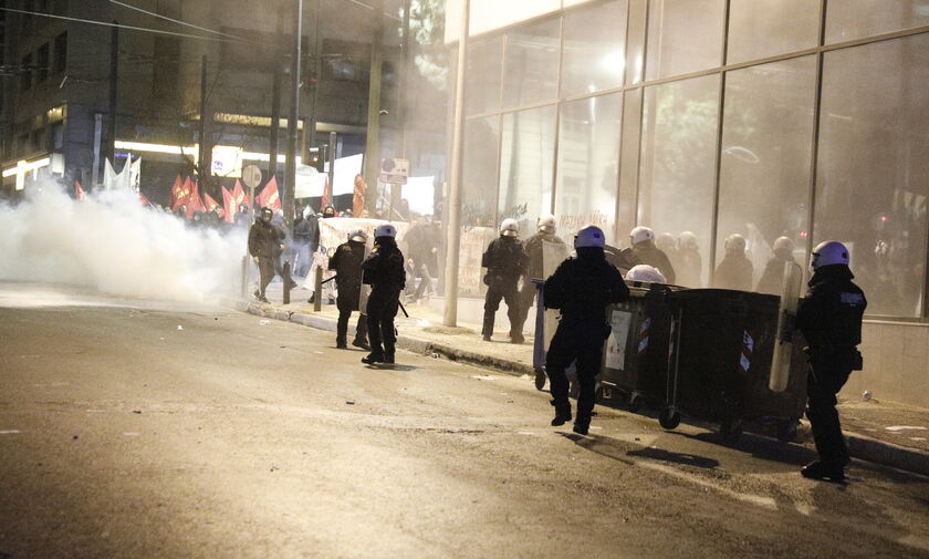 Τραγωδία στα Τέμπη: Επεισόδια έξω από τα γραφεία της Hellenic Train