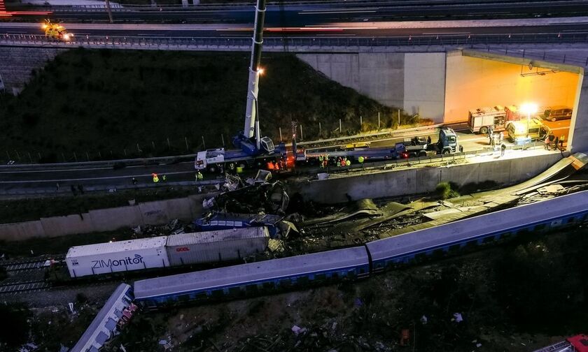 Έρευνες όλη νύχτα στα Τέμπη για αγνοούμενους, αυξάνονται οι νεκροί - Τι είπε ο σταθμάρχης