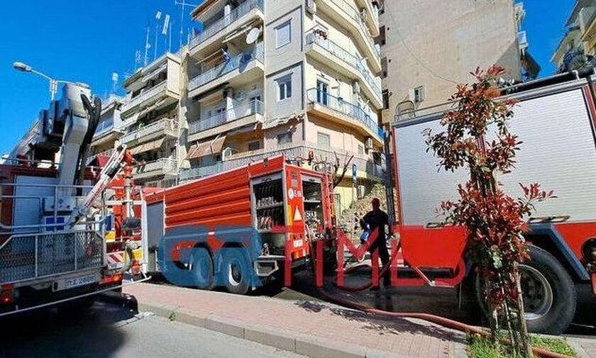 Θεσσαλονίκη: Φωτιά σε διαμέρισμα - Απεγκλωβίστηκαν τρία άτομα (vid)