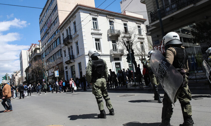 Ελεύθερος ο αστυνομικός που πυροβόλησε στον αέρα στα επεισόδια στην ΑΣΟΕΕ