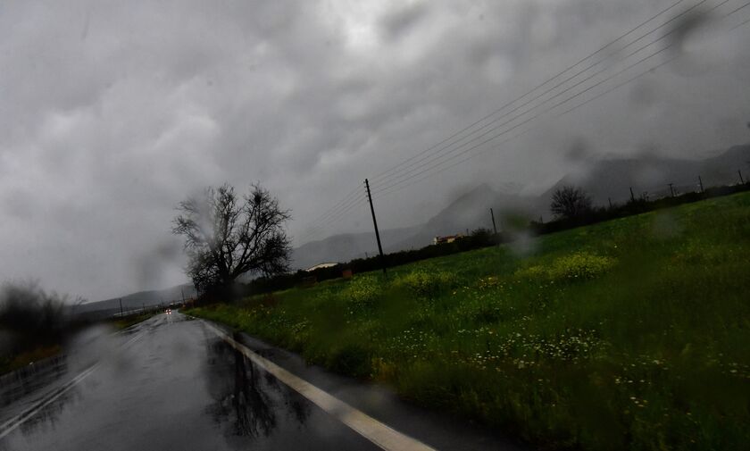 Καιρός: Λίγες νεφώσεις και τοπικές βροχές