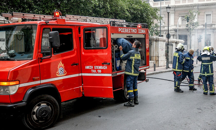 Φωτιά σε διαμέρισμα στο κέντρο της Αθήνας - Ηλικιωμένος ανασύρθηκε χωρίς τις αισθήσεις του