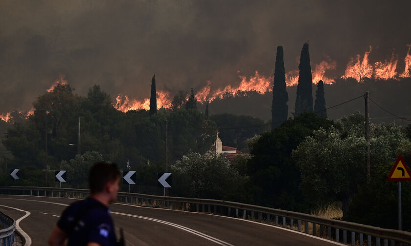 Φωτιά στα Δερβενοχώρια: Πού έχει διακοπεί η κυκλοφορία λόγω της πυρκαγιάς