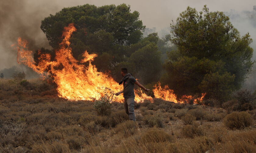 Αναζωπύρωση της φωτιάς σε Άνω Βλυχάδα και Νέα Ζωή