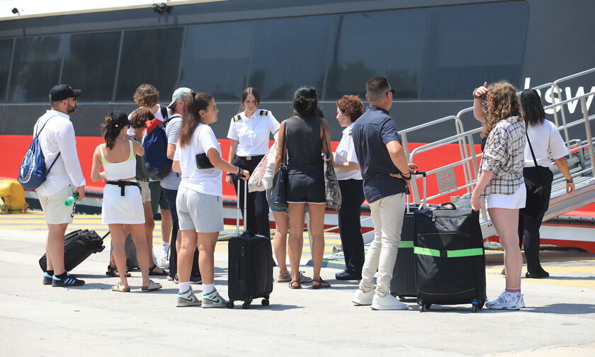 Φεύγουν για τα νησιά - Με 100% πληρότητα αναχωρούν τα πλοία από τον Πειραιά