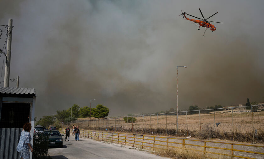 Φωτιά στην Πάρνηθα: Στο στρατόπεδο Καποτά οι φλόγες