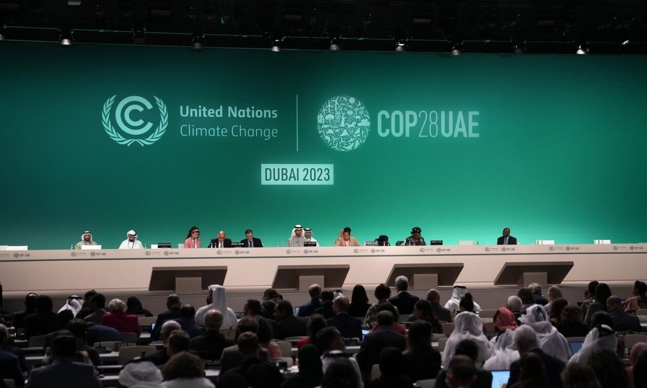 COP28: Λευκός καπνός και συμφωνία για «απομάκρυνση» από τα ορυκτά καύσιμα