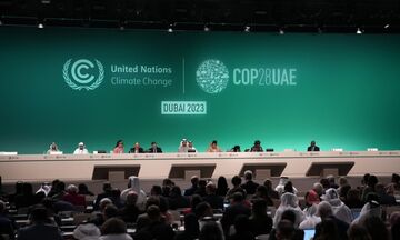 COP28: Λευκός καπνός και συμφωνία για «απομάκρυνση» από τα ορυκτά καύσιμα