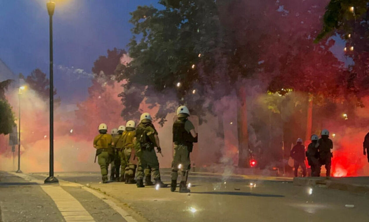 Επεισόδια στη Θεσσαλονίκη - «Πεδίο μάχης» έξω από το ΑΠΘ