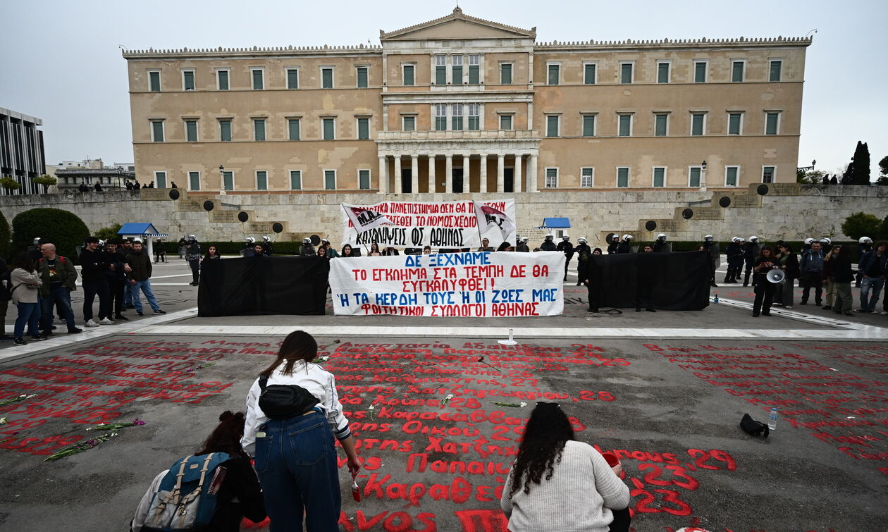 Βουλή: Αντιδράσεις από τα κόμματα για το σβήσιμο των ονομάτων των 57 θυμάτων των Τεμπών