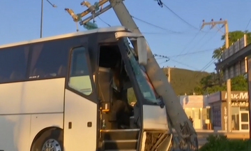 Πούλμαν έπεσε σε κολώνα στη Λεωφόρο Λαυρίου