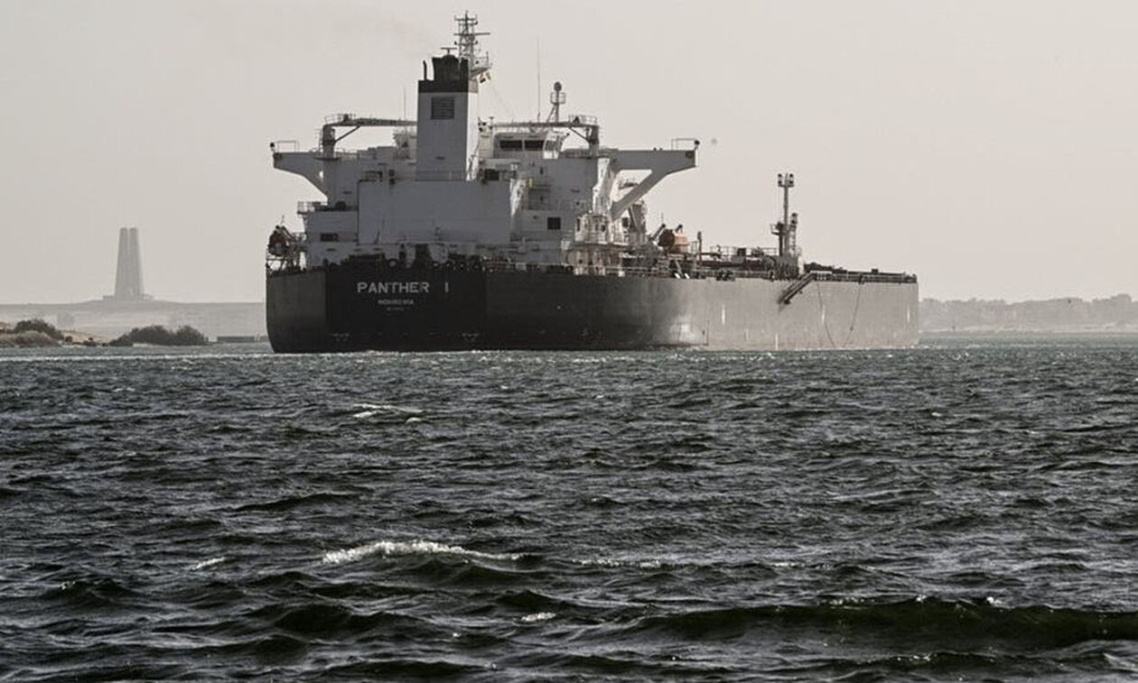 Εμπορικό πλοίο δέχθηκε επίθεση ανοικτά της Υεμένης, εξέπεμψε σήμα κινδύνου και έχει πάρει κλίση