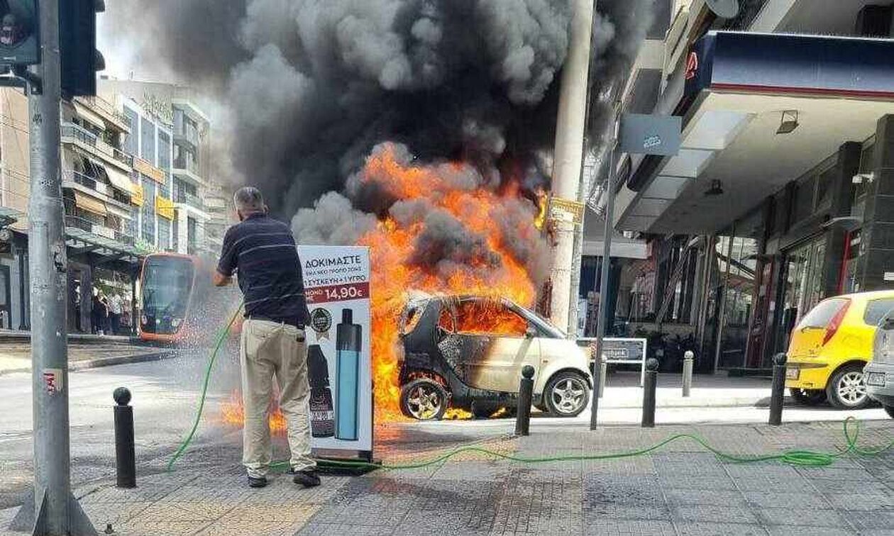 Νέα Σμύρνη: Πήρε φωτιά αυτοκίνητο - Παρενέβησαν οι κάτοικοι (pics)