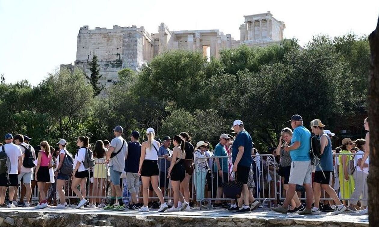 Το υπουργείο Πολιτισμού εξετάζει το κλείσιμο της Ακρόπολης το μεσημέρι λόγω καύσωνα