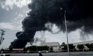 Φωτιά σε εργοστάσιο στην Κηφισιά: «Προλάβαμε να βγούμε», λέει εργαζόμενη