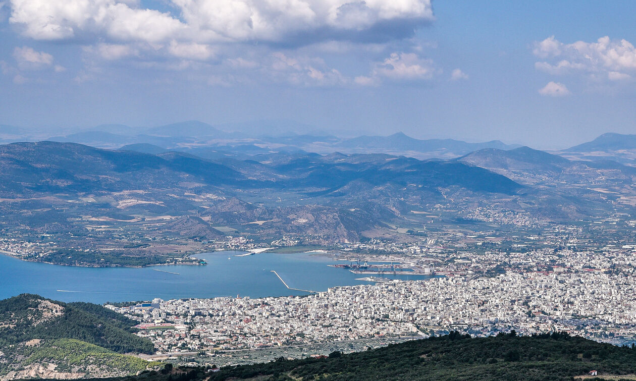 Αυτοκίνητο έπεσε στη θάλασσα στο λιμάνι Βόλου 