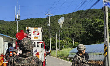 Προειδοποιητικά πυρά από νοτιοκορεάτες στρατιώτες μετά την εισβολή βορειοκορεατικών στρατευμάτων
