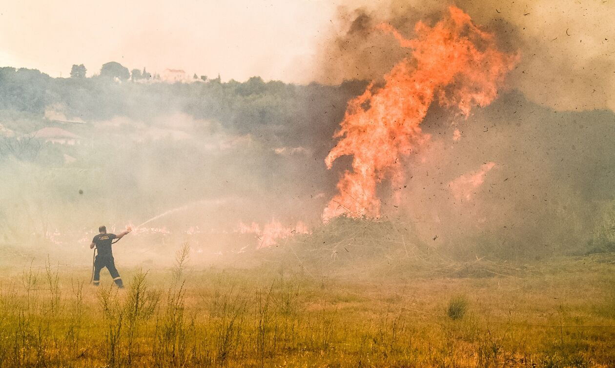 Μαίνεται η φωτιά στην Ηλεία - Σηκώθηκαν τα πρώτα εναέρια μέσα