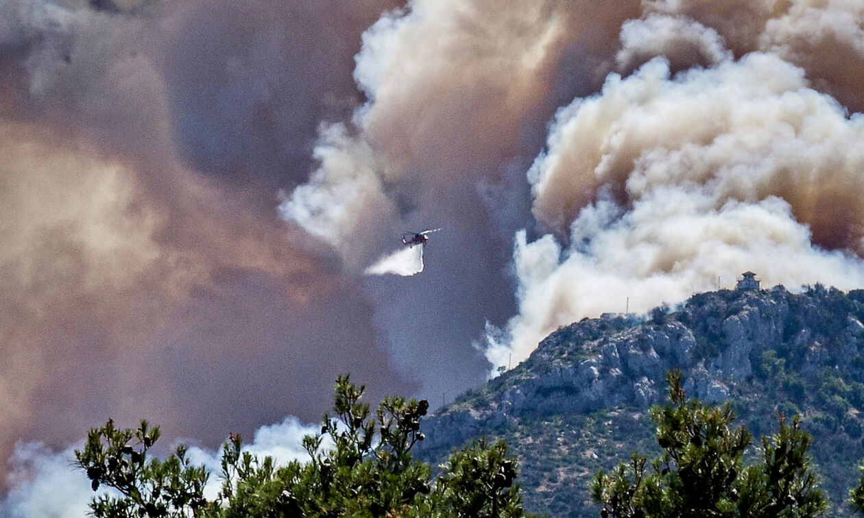 Φωτιά κοντά σε σπίτια στην Πλάκα Κερατέας - Μήνυμα από το 112 πήραν οι κάτοικοι