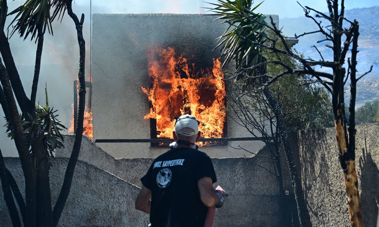 Ανεξέλεγκτα μέτωπα σε Σταμάτα και Κερατέα Αττικής - Κάηκαν σπίτια, εκκενώθηκαν οικισμοί