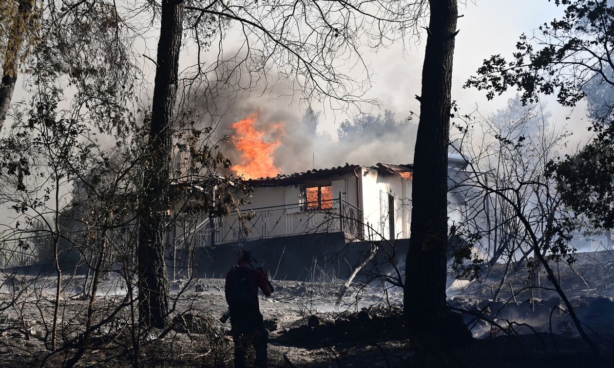 Φωτιά στη Σταμάτα: Στο νοσοκομείο εγκαυματίας κάτοικος - Πληροφορίες για καμένα σπίτια