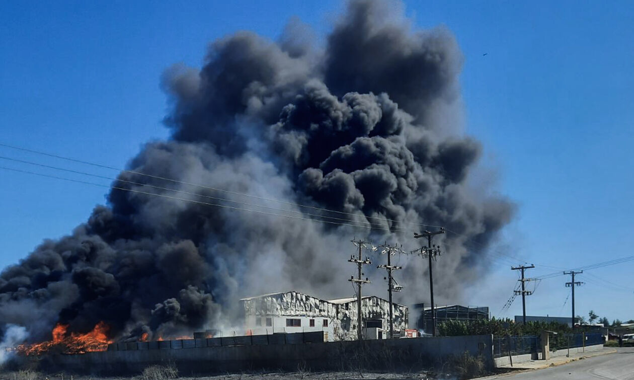 Φωτιά στη Ριτσώνα: «Δεν κινδυνεύει το εργοστάσιο Παπουτσάνης»