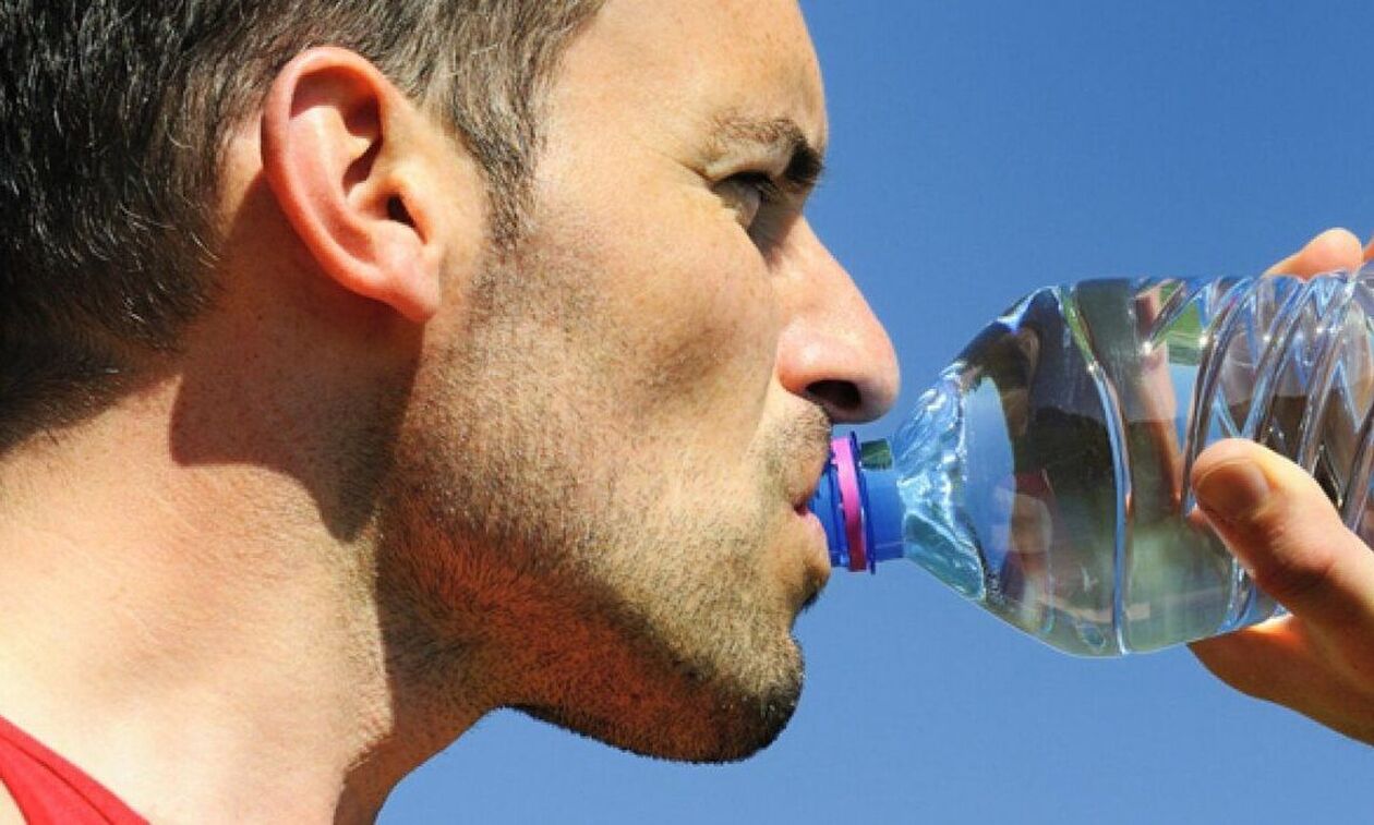 Νέα έρευνα: Μην πίνετε απευθείας από πλαστικά μπουκάλια, αυξάνεται ο κίνδυνος εκδήλωσης διαβήτη