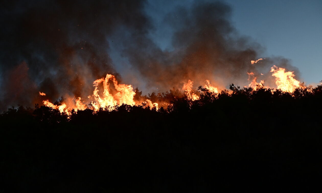 Ολονύχτια μάχη με τις φλόγες σε Χίο και Κω: Τραυματίστηκαν πυροσβέστες - εκκενώνονται οικισμοί