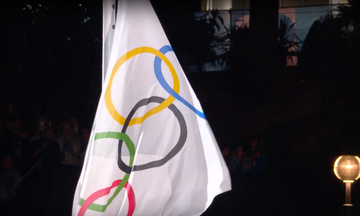 Παρίσι 2024: Η έπαρση της σημαίας των Ολυμπιακών Αγώνων και η ανάκρουση του ύμνου (vid)