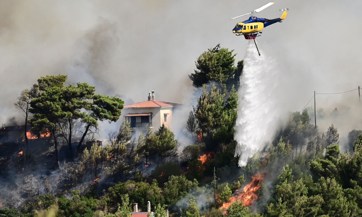 Πυρκαγιές: Καίγονται σπίτια σε Βαρνάβα και Μέγαρα - «Εχθρός» της Πυροσβεστικής οι ισχυροί άνεμοι