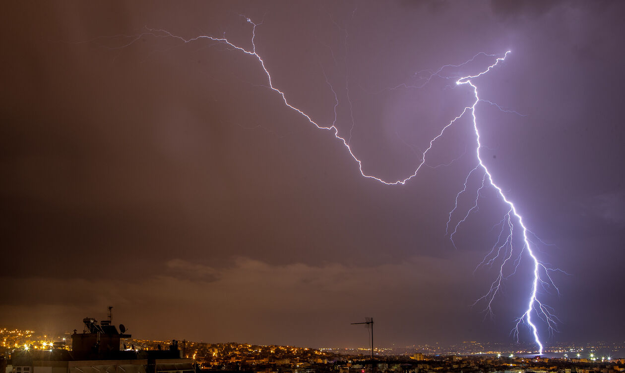 Κακοκαιρία: Πάνω από 60.000 κεραυνοί σε 48 ώρες (vid)