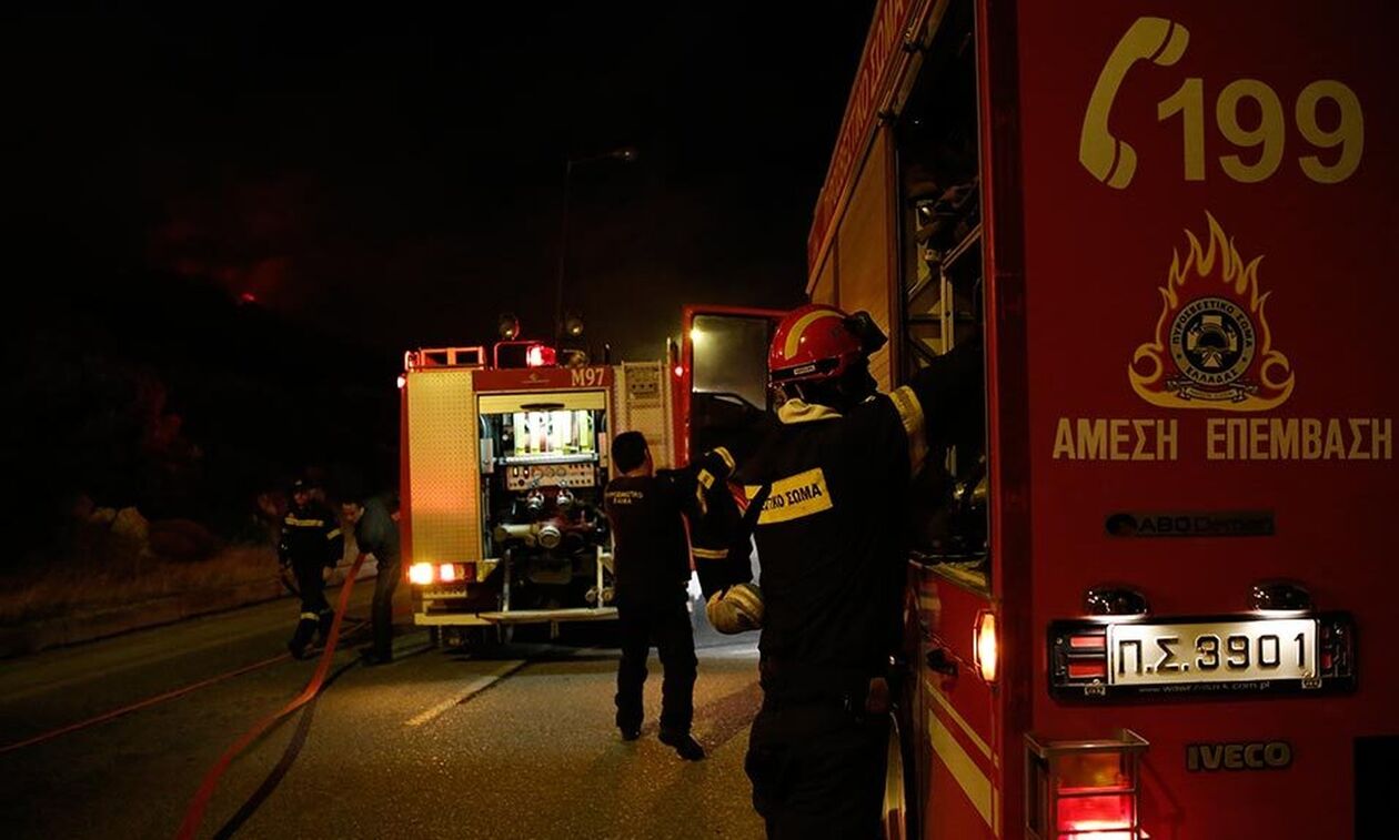 Στις φλόγες τυλίχθηκαν δύο εγκαταλελειμμένα κτήρια στο κέντρο της Αθήνας