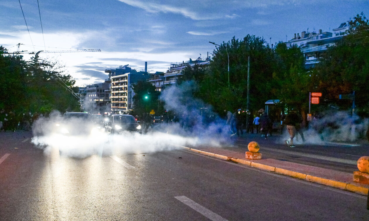 Επεισόδια στην Ευελπίδων: Επίθεση από υποστηρικτές του Ρωμανού σε αστυνομικούς (vid)